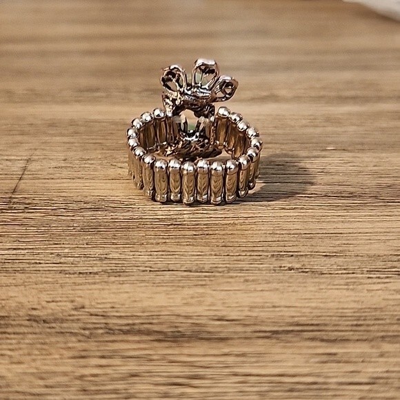 NWT Double Light Green Faux Pearl Flower Silvertone Ring with Stretchy Band - Picture 2 of 3